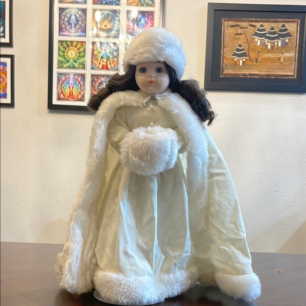 House of Lloyd Porcelain 16" Doll Christmas Around the World 1988 S5681